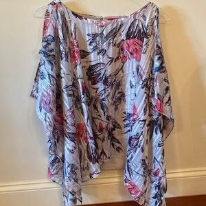 Ladies floral top by Jennifer Lopez!